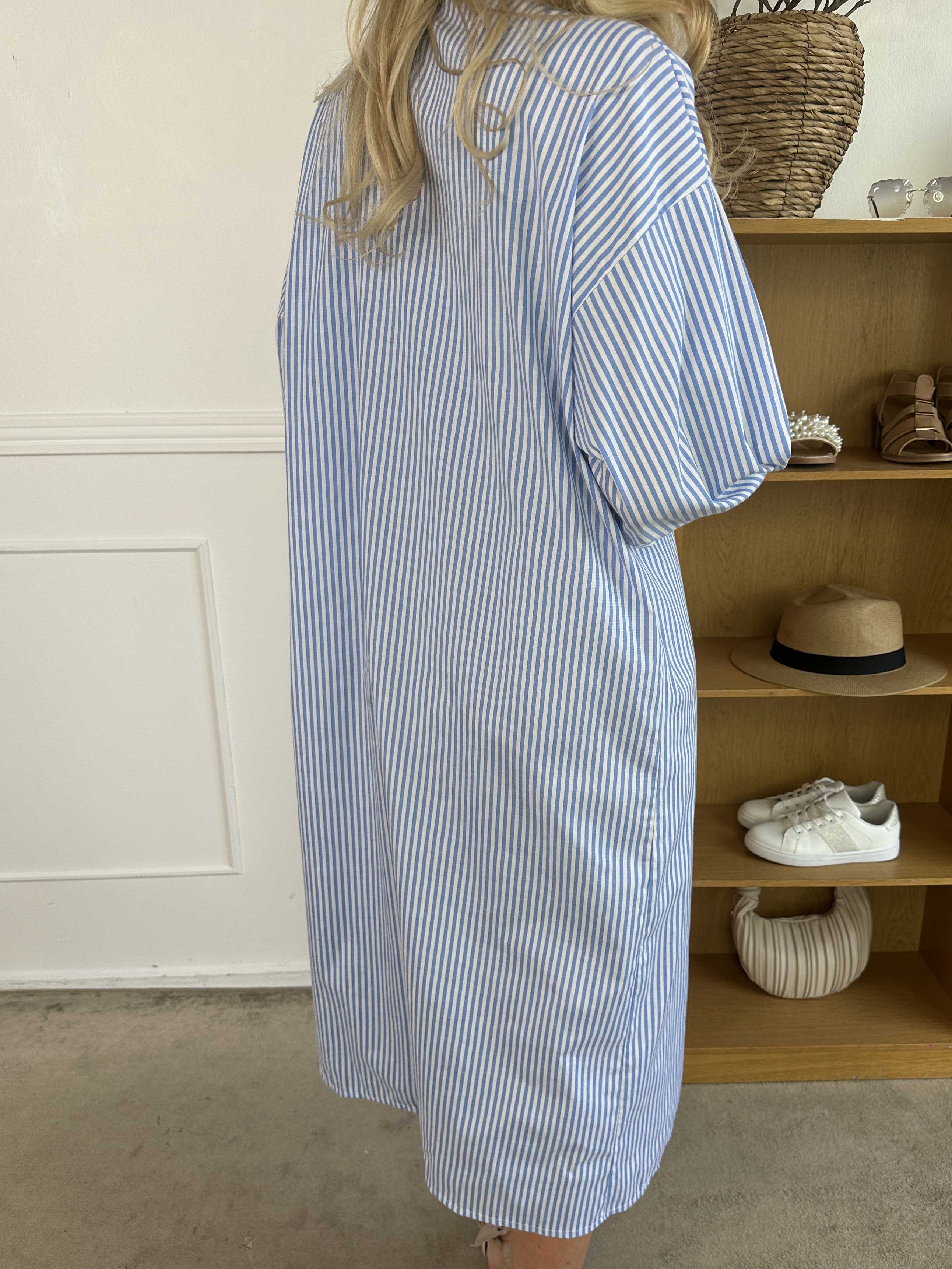 Raizal - Lång randig skjortklänning i viskos med brosch